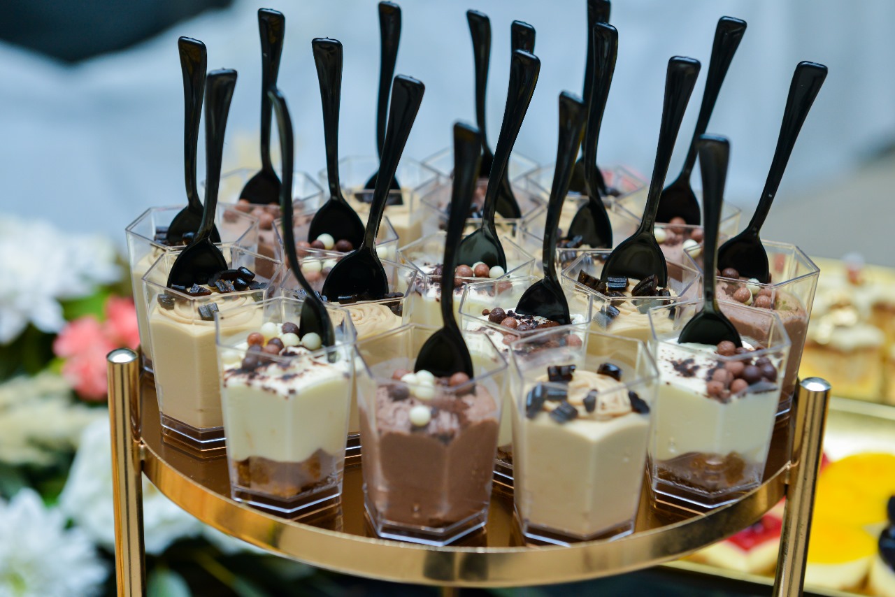 Verrines sucrées variées (chocolat, tiramisu, pistache, réglisse) 